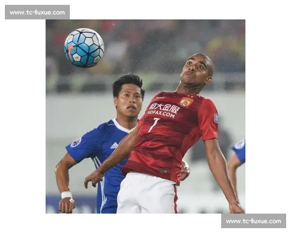 恒大对阵东方球迷情绪碰撞引发赛场内外热议风波持续发酵讨论升级